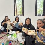 Pembagian Hasil Olahan Nugget Lele kepada Ibu Balita